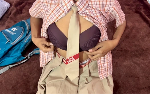 Hintli sevimli liseli kız eve geliyor ve üvey erkek kardeşinde yarak emiyor