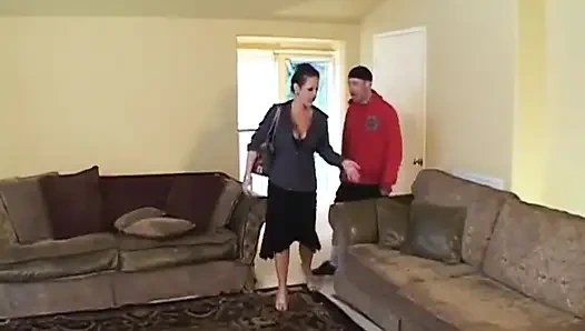 Seksi dövmeli orta yaşlı seksi kadın amcığını sikiyor... ağzına boşalma