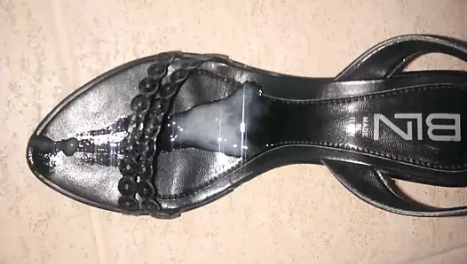 Siktir et ve arkadaşımın karısının siyah sandaletlerini kapatmak için benim cum yükle