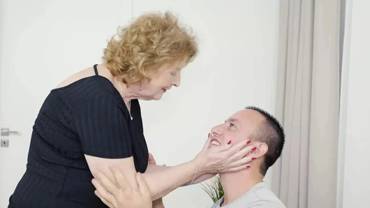 Büyükanne çocuğa aç seksin ne olduğunu gösteriyor