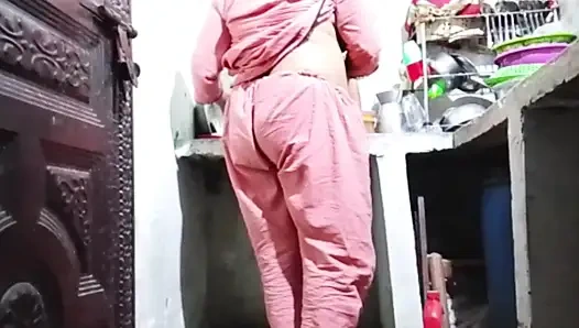 Seksi Pakistanlı erkek arkadaşının yarağını emiyor