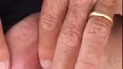 Boşalmak gerekli, insanlar her yerde ama o umursamadı