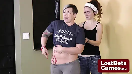 Striptizli bir langırt oyunu sonunda şaplak atma sözü veriyor