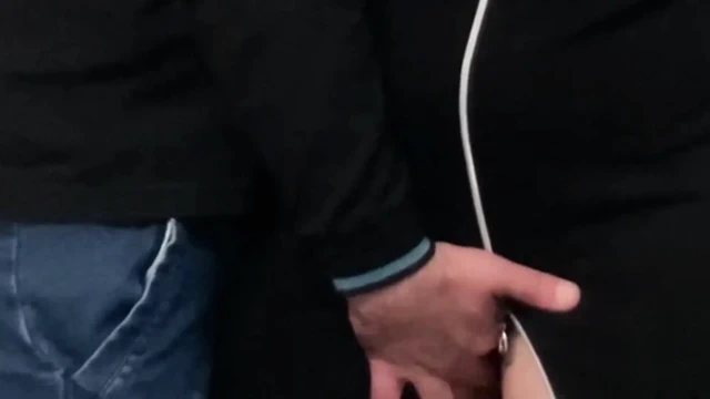 Garip sapık orta yaşlı seksi kadın herkesin içinde amını parmaklıyor