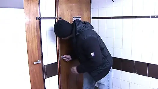 Çarpıcı Avrupalı genç kızın yüzü siyah erkek tarafından sert anal seksten önce sikiliyor