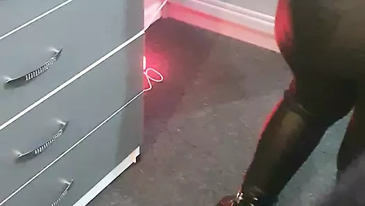 Deri pantolonlu üvey anne çıplakken üvey oğlunun odasına giriyor