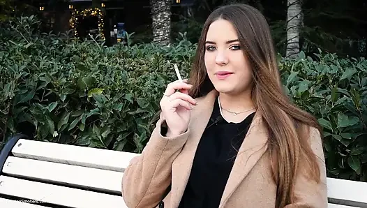 Rus kız öğle tatilini arka arkaya 3 kez sigara içerek geçiriyor