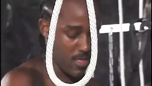 Siyah adam siyah kumaş üzerinde muhteşem kadın sikikleri