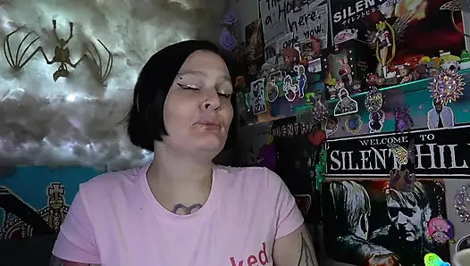 Dani takma olmadan ramen yiyor