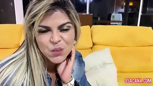 Büyük penisin üzerine güzelce oturuyor ve yuvarlanıyor