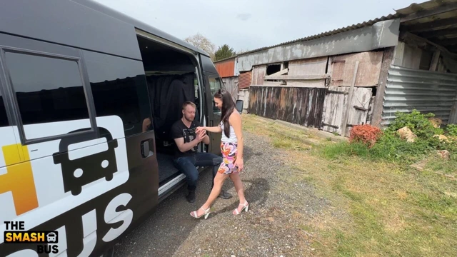 Nicole Blake smash otobüsünün arkasında sert sikişiyor ve yüzüne ateşli bir şekilde boşalıyor