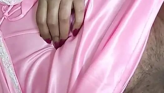 Hintli güzel Telugu teyze sulu amcık pembe gecelik kovboy kız pozisyonunda domalarak sikişiyor tam ateşli romantizm