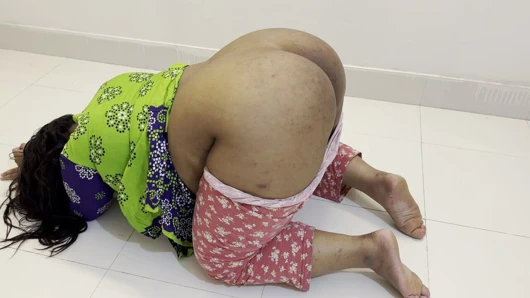 Büyük götlü aldatan üvey anne üvey oğlu çabucak yanlışlıkla boşaldığında öfkeli, büyük götünde daha fazla sikiş istiyor