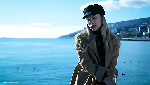 Beaty Rus kızla açık havada sigara içiyor 1