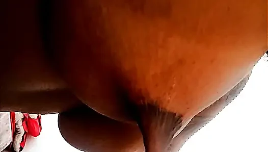 Es wäre so schön, hier an dieser riesigen nippel zu lutschen.