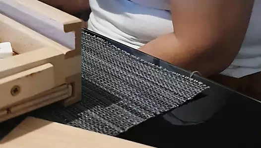 Üvey anne rummy'de kaybediyor ve kazananı sikiyor