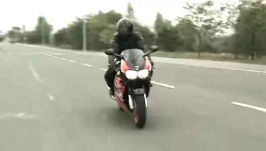 Iki motorcu genç kızıl saçlı sıcak bir üçlü yakaladı