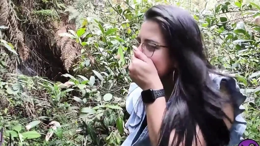 Ormanda bu ateşli kızı tanıdım ve onu çalıların içinde siktim