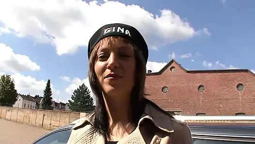 Gina ve ateşli sarışın kanepede büyük bir yarağın tadını çıkarıyor