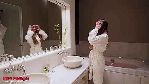 Aldatan Eş, Otel Garsonuyla Kocasını Aldatıyor