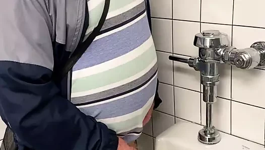 Umumi tuvalete işemek