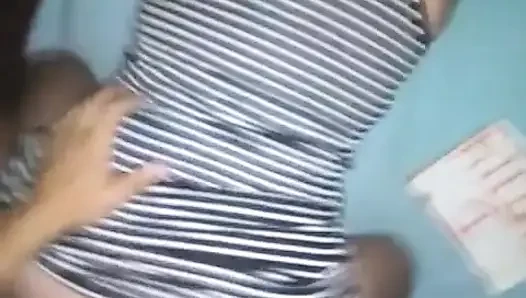 Çizgili elbiseli kız arkadaşım yatağımda dörtlü sikişiyor