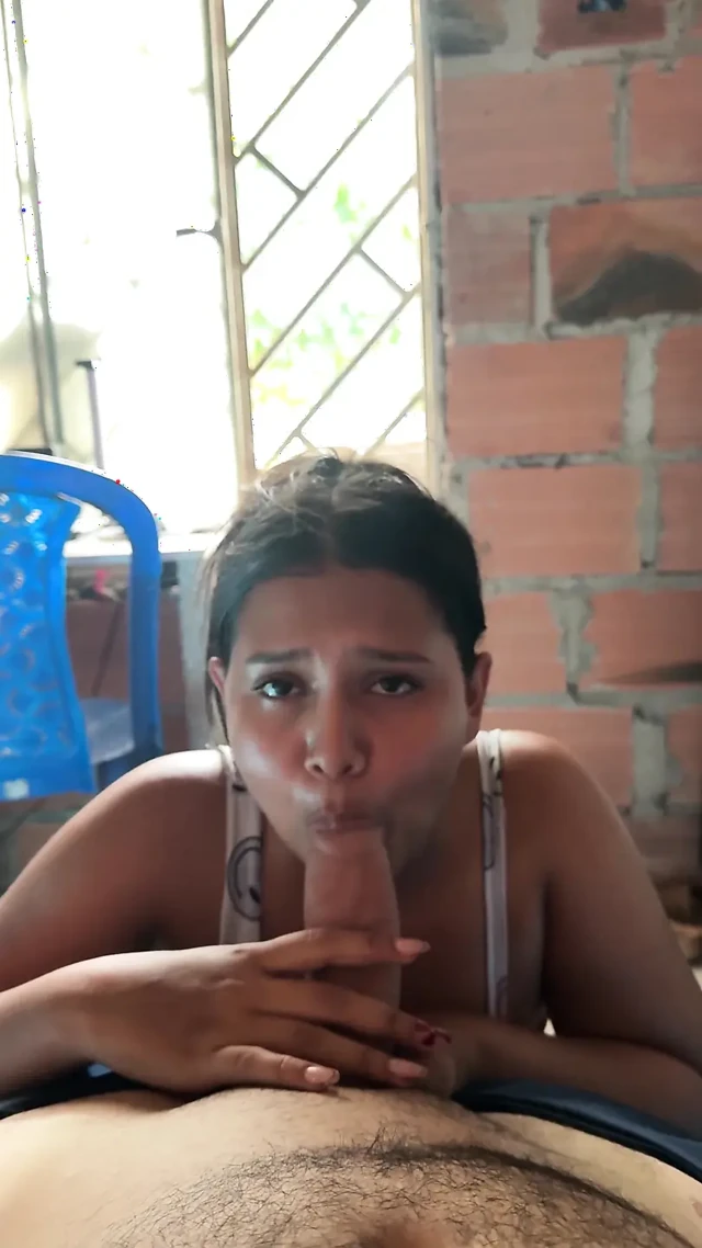 Üvey erkek kardeşimi evde oturma odasında ziyaretçiyle sikiyorum