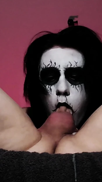 Black Metal Готеса глубоко заглатывает так хорошо, что она получает две глотки