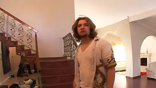 Ateşli kız iki yarağı emiyor