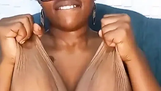 Basit bir büyük memeli mastürbasyon yapıyor ve tek başına eğleniyor