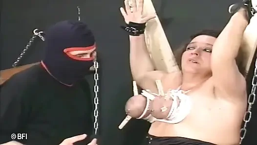 Maskeli dom sapık itaatkarlarıyla eğleniyor