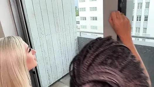 İki dövmeli sürtük ile büyük zenci yarağı üçlü seks
