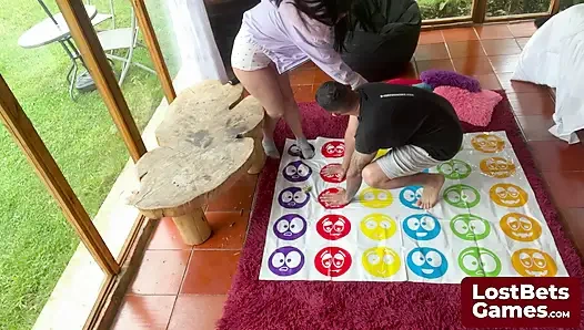 Amelia ve Lucas striptizli twister ile kızışıyor