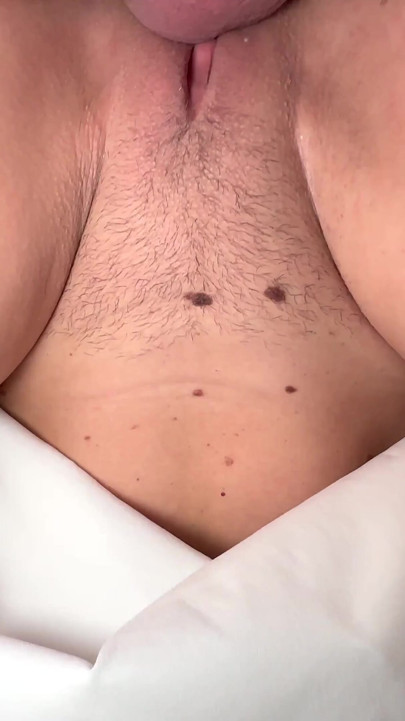 Beyaz saten elbiseli seksi kişisel asistan bir iş otelinde patronla seks yapıyor - business-bitch | Klip 1