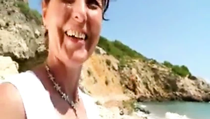Joyce İspanya'da bir plajda analfucked