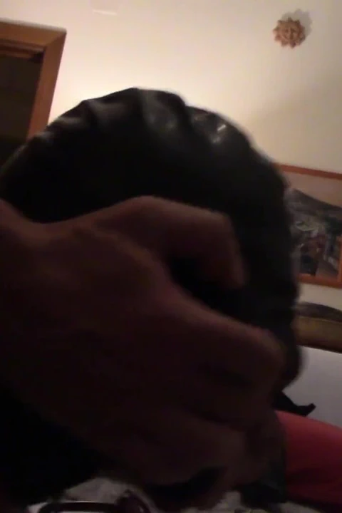 Laura bağlı ve taşak tıkalı, sonra ağzı sikiliyor ve amcığı sikiliyor