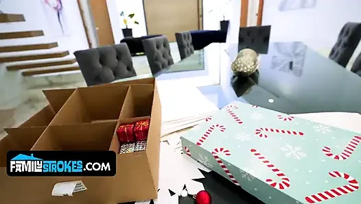 Bakire Liz noel arifesinde üvey babasına ilk olması için yalvarıyor