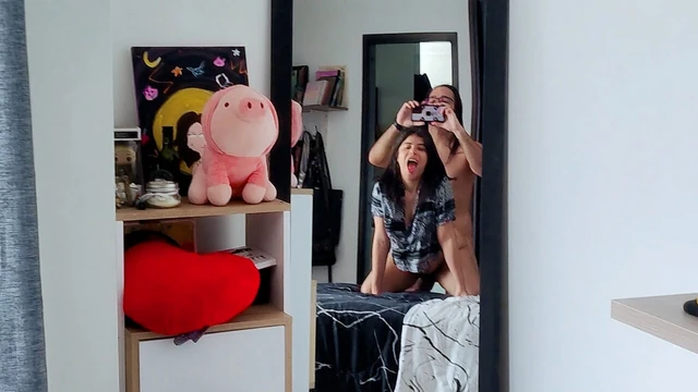 Seksi amatör çift aynanın önünde sikişiyor