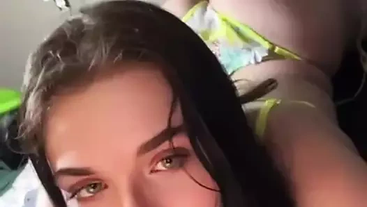 Büyük memeli sevimli genç kız