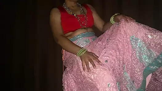 Hintli ateşli evli kadın harika orgazm için mastürbasyon yapıyor