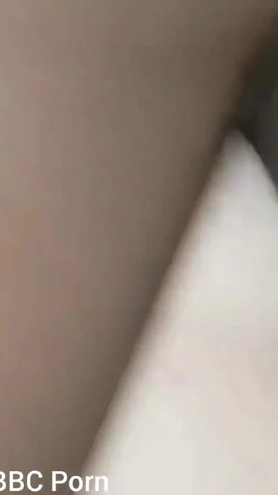 İngiliz iri güzel kadın açık havada analdan amına domalarak sikişiyor | Klip 1