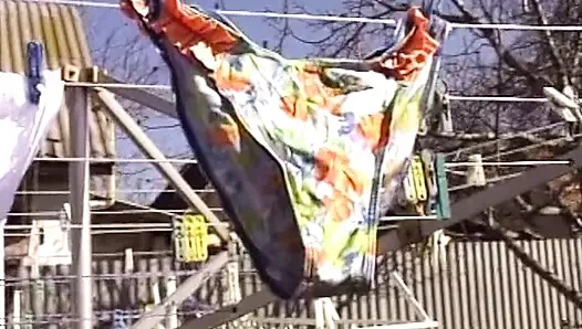 Seksi bir Alman bayan siyah file çorapları üzerinde sert sikiliyor