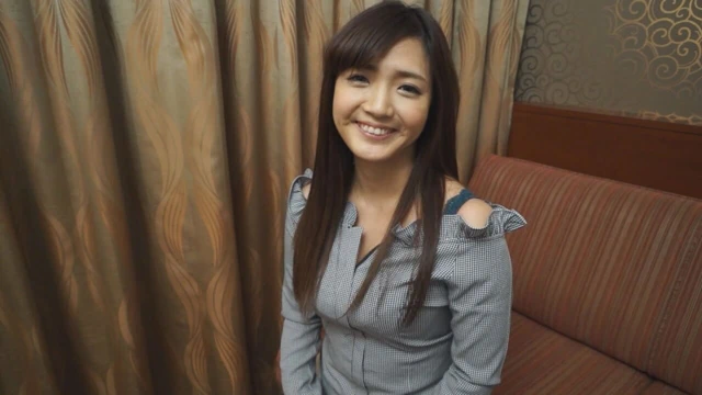 A069B05 Uzun saçlı gösterişli bir evli kadın prezervatifsiz hamilelik seksini kabul ediyor