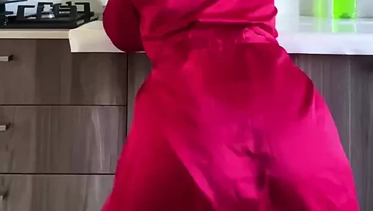 Mutfağımda ateşliyim ve kendimi krem şanti ile dolduruyorum