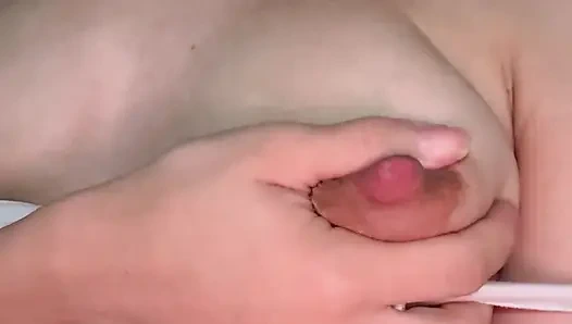 Бразильянка Alice Lima трогает краба и показывает свои красивые сиськи, всовывает 3 пальца в ее киску