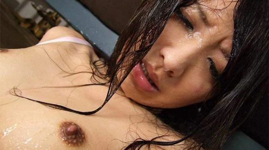 Bir grup dudes ölçülü asyalının sıska vücudunu uyarır ve