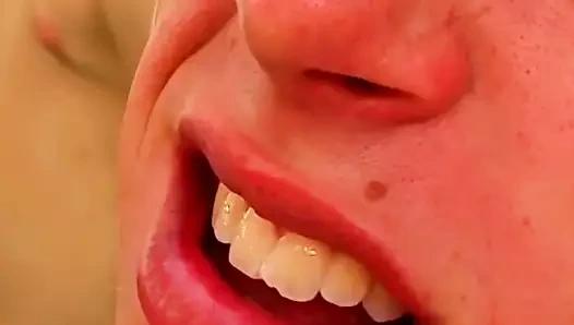 Üç twinks izmaritleri ve fındıkları parçalamadan önce yapay penis ile oynuyor