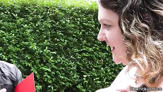 Kilolu sarışın kel adam tarafından sikiliyor