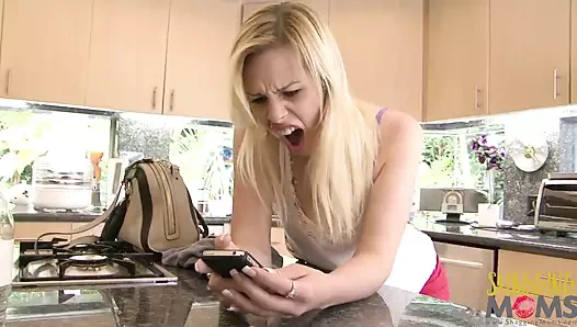 Olgun sarışın genç bir adama nasıl düzgün sikişeceklerini öğretiyor