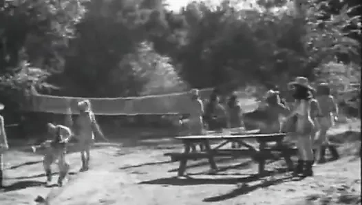 Açık havada oynayan büyük memeli kızlar grubu (vintage)